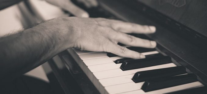 piano et main